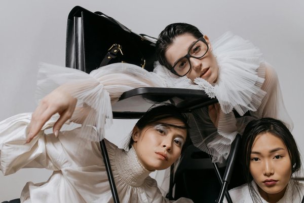 Comment réaliser un maquillage des yeux effet 'halo' pour un regard envoûtant?