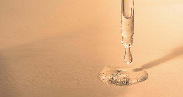 Quels sont les bienfaits des sérums à base de peptides pour la peau et comment les utiliser?